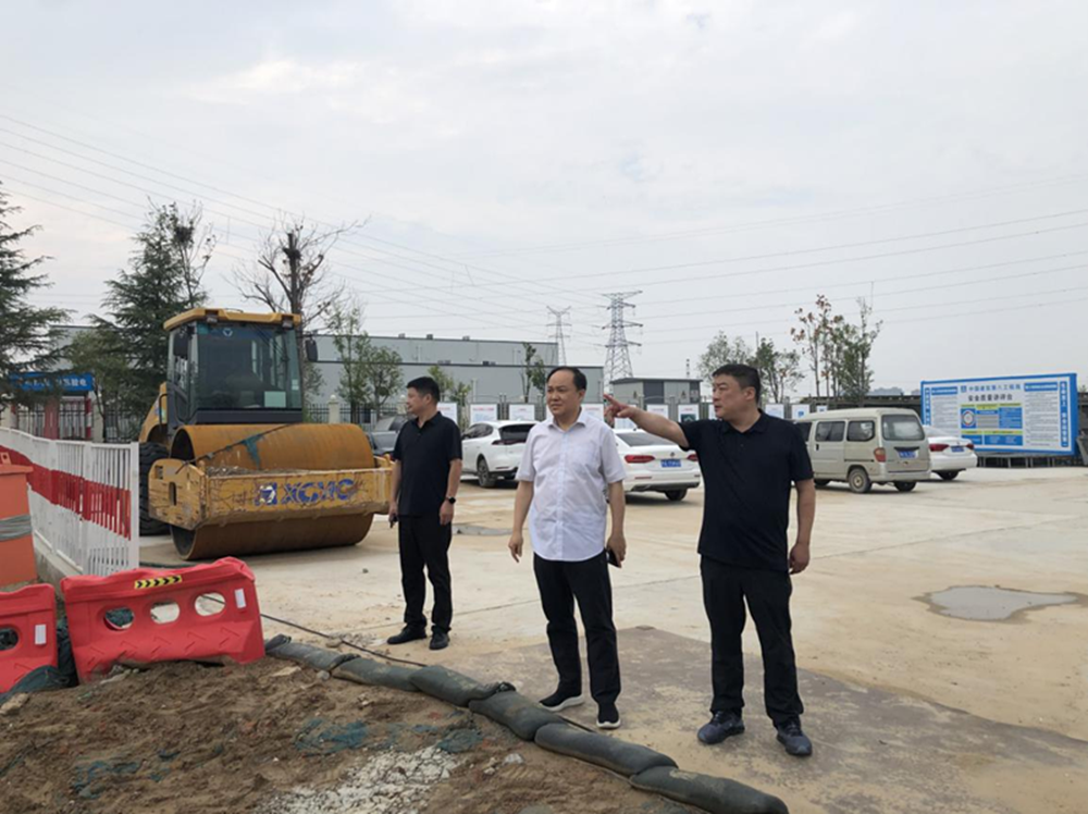 鄭州市建設投資集團有限公司黨委委員、副總經(jīng)理張巖到侯寨新鎮(zhèn)區(qū)安置區(qū)調(diào)研項目建設工作